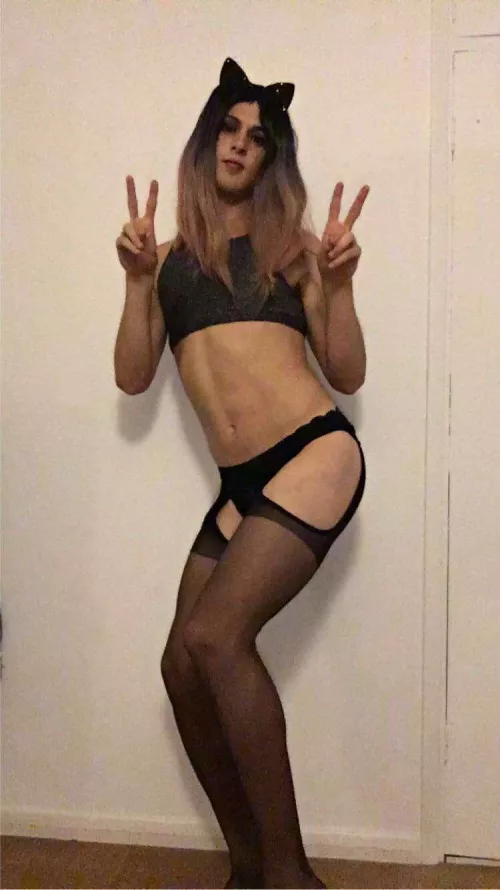 First time posting here! Happy Monday everyone ❤️. How do I look?