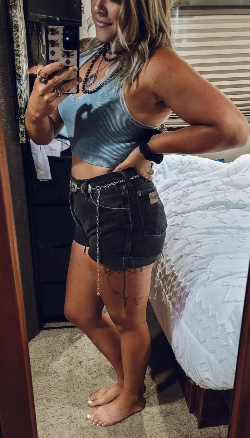 I hope yall like an average milf mirror selfie☺️