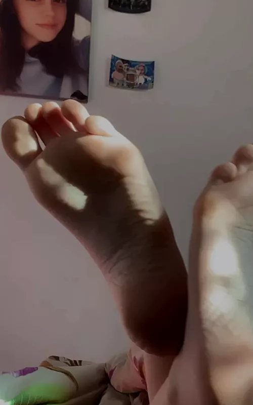 imagine these toes rubbing your dick under the table oc