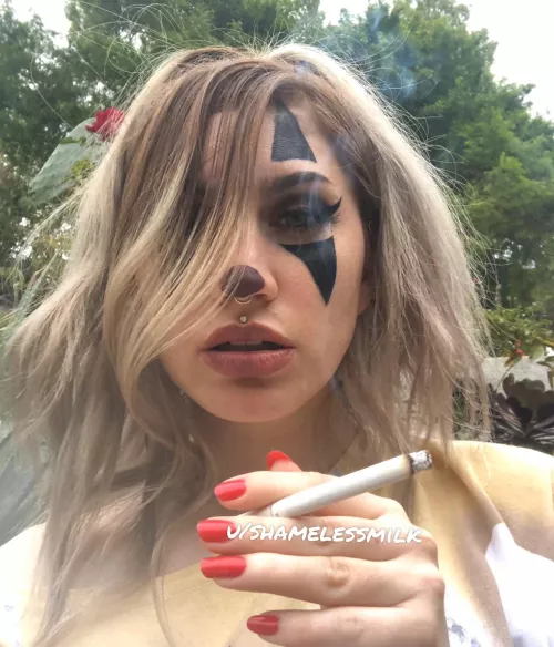 My birthday 3 years ago. Not much has changed. Still a fucked up clown. Craving a ciggie rn but it’s cold outside.