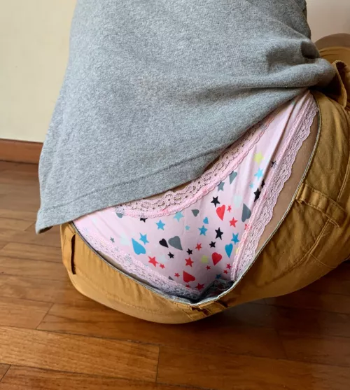 Never a good idea to wear loose pants when sitting down >.<