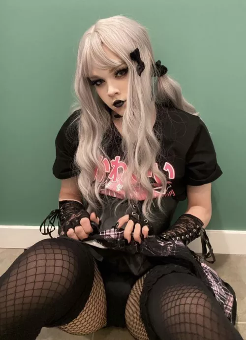 Opps, you can see my panties🖤