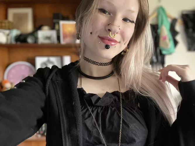 Rare sfw selfie, but I got an eternity collar for my birthday 🥹