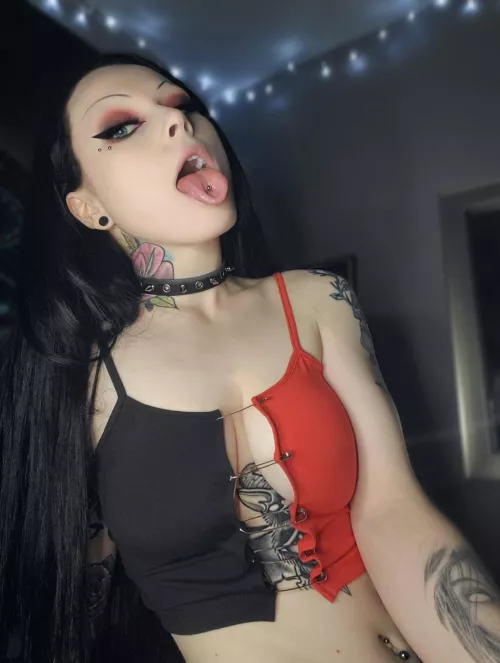 The best goth sluts swallow 😏