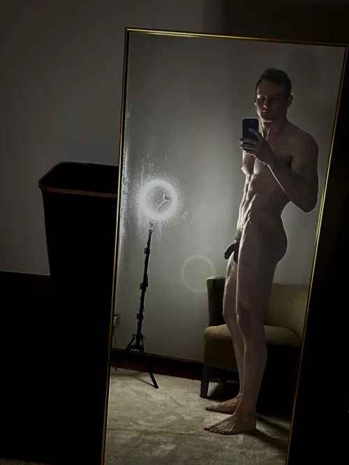 The lighting is absolutely making my abs pop