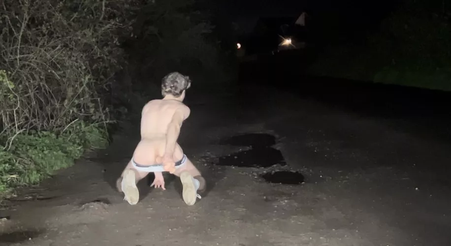 Using my dildo at the side of a public road 😈