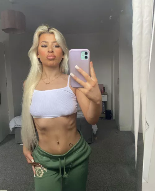 Young milf still likes showing off