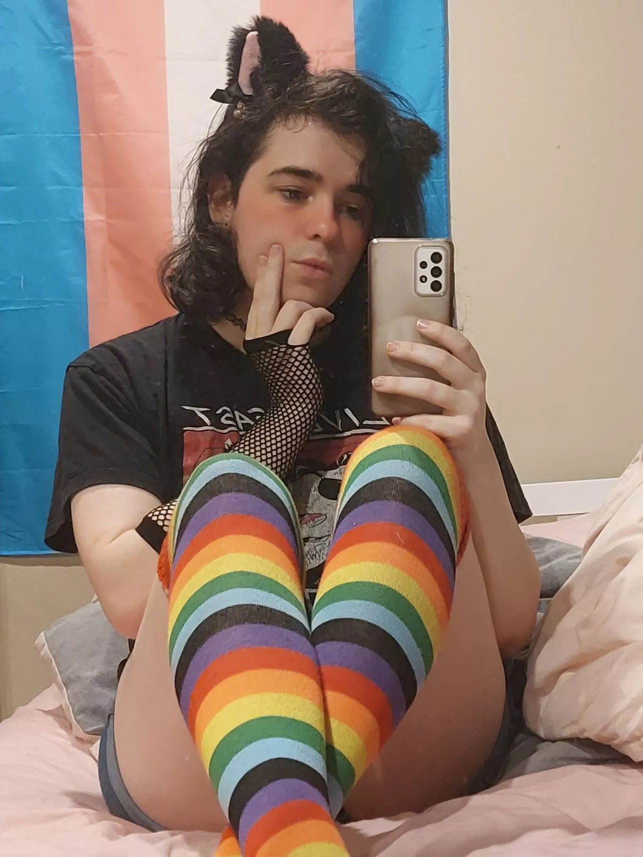 Argh, should I keep growing my hair or cut it into the cute floofy femboy style cut? Help reddit 😭