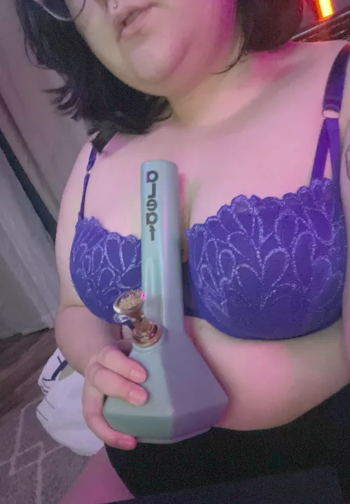 Back on my bs :) anyone want to chat or chat on sc, women pre[f]erred, men accepted