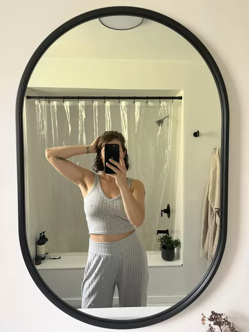 Bathroom selfie 💁🏻‍♀️ [f]