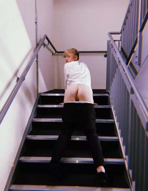 Breed my boypussy on the staircase 😈