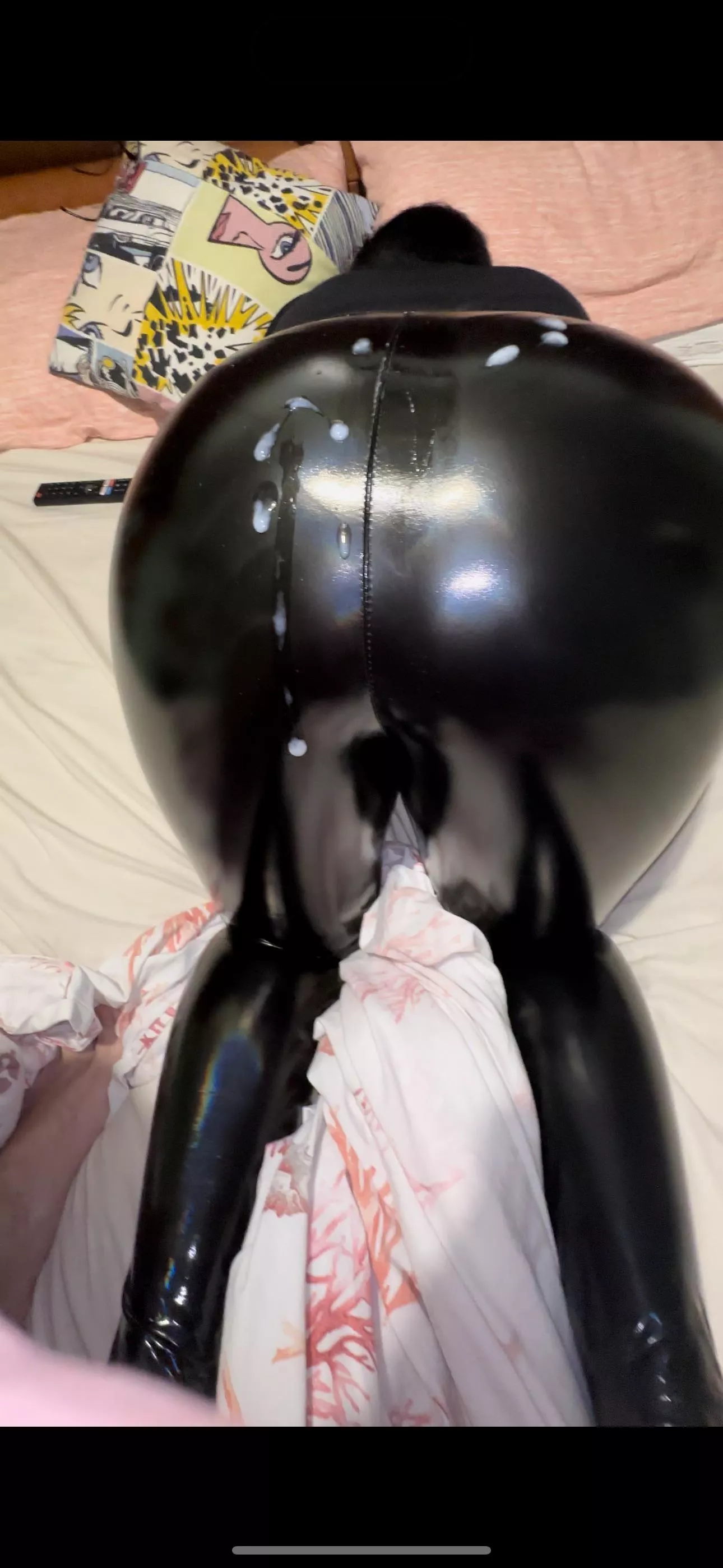 He cums all over my holographic ass💦