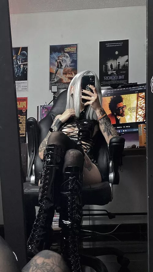 I need someone to humiliate, I'm in a bad mood [domme]