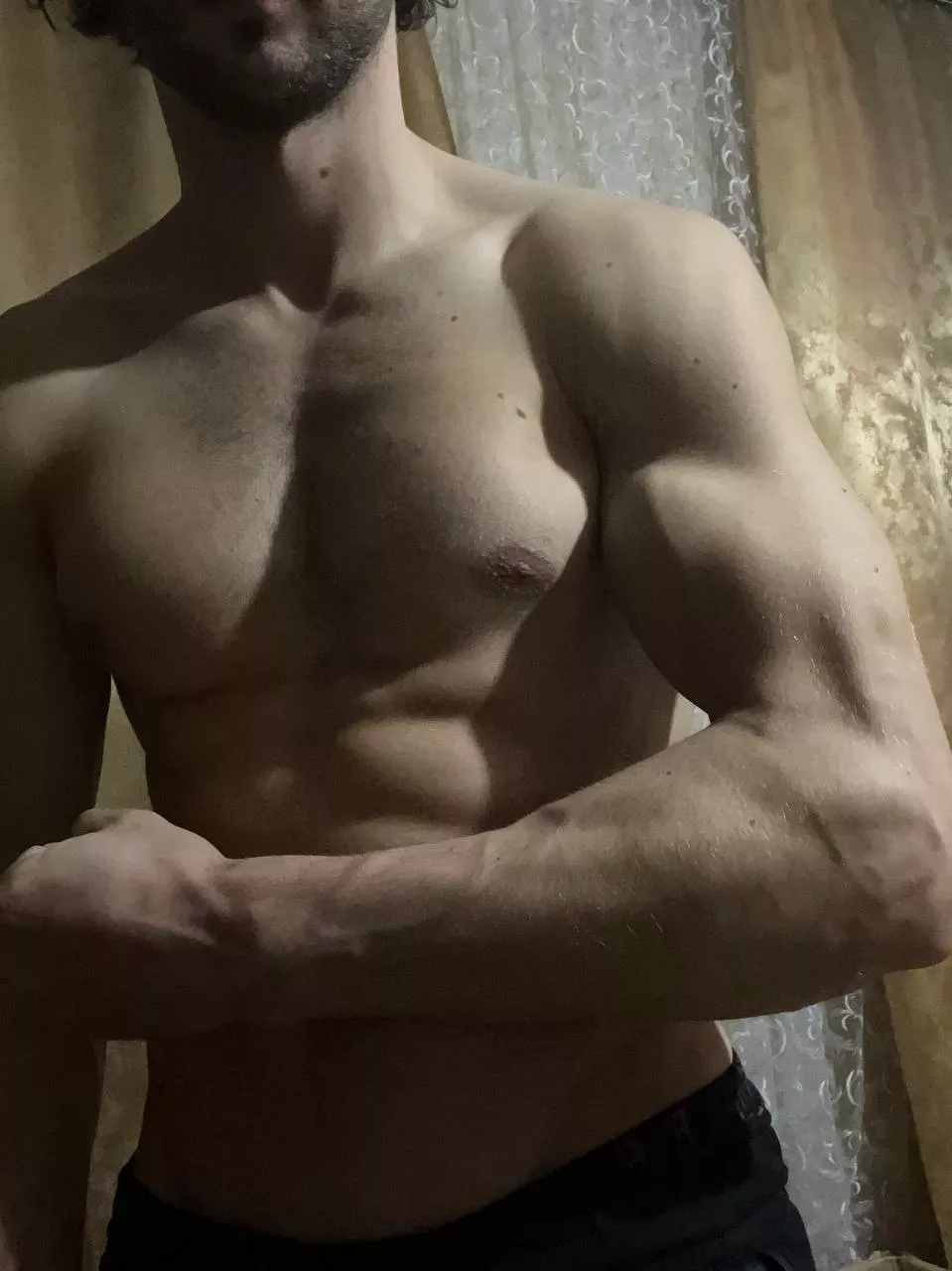 Looking for a faggots who will worship my alpha body every day 😏
