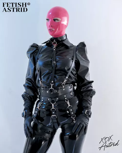 Very black and shiny outfit, with a dash of pink ✨️🖤💖