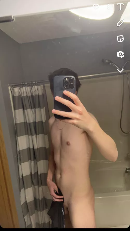 18 looking for other fit guys hmu loganb_0609 6β slim fit, looking for other fit bros, dads, jocks, chill dudes