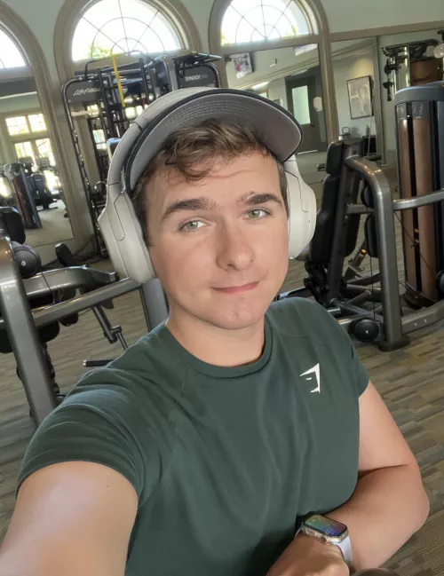 22 m hope everyone is having a good Tuesday 😋