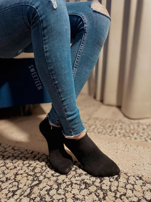 [F] Classic black socks have their own charm
