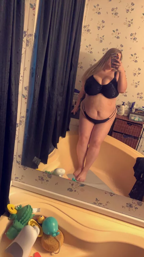 I think daddy needs a taste of this juicy milf pussy