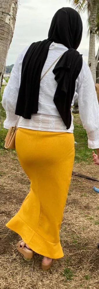 If my wife's ass can get 100 votes, her asshole pic is all yours...