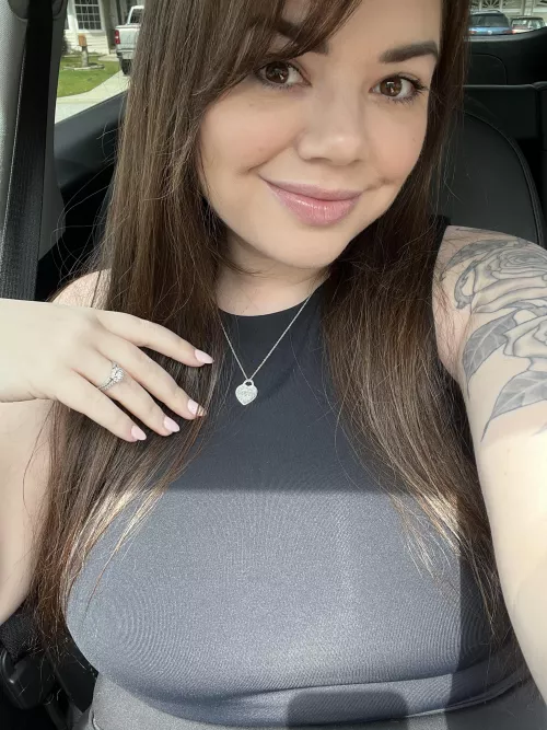 New nails and no bra…