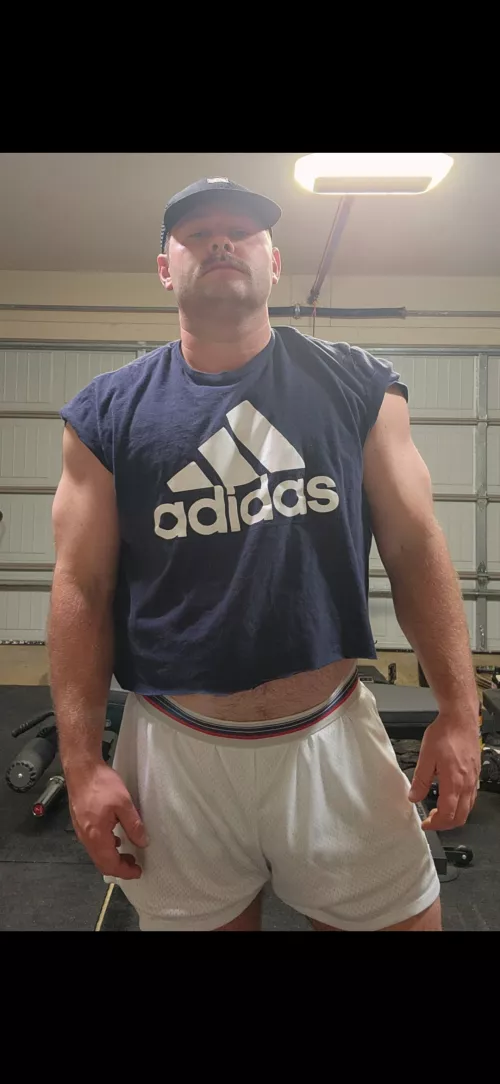 Warmer weather means crop tops in the gym.