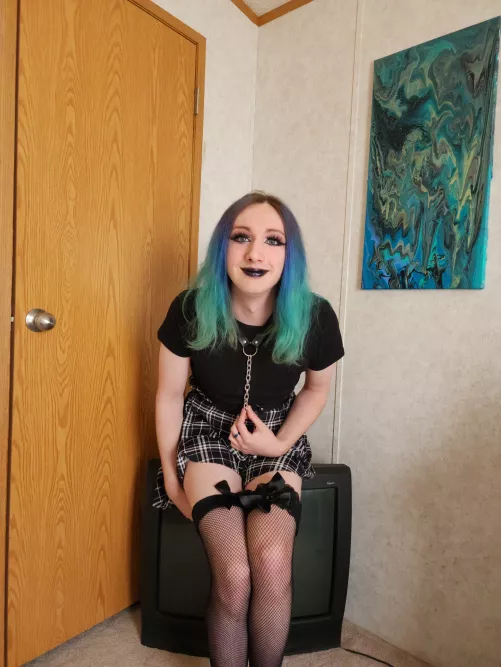 Who's coming too hot topic with me?