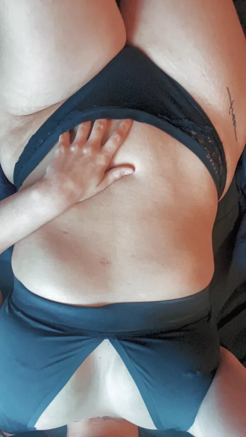 Wonder what I’m about to do😘