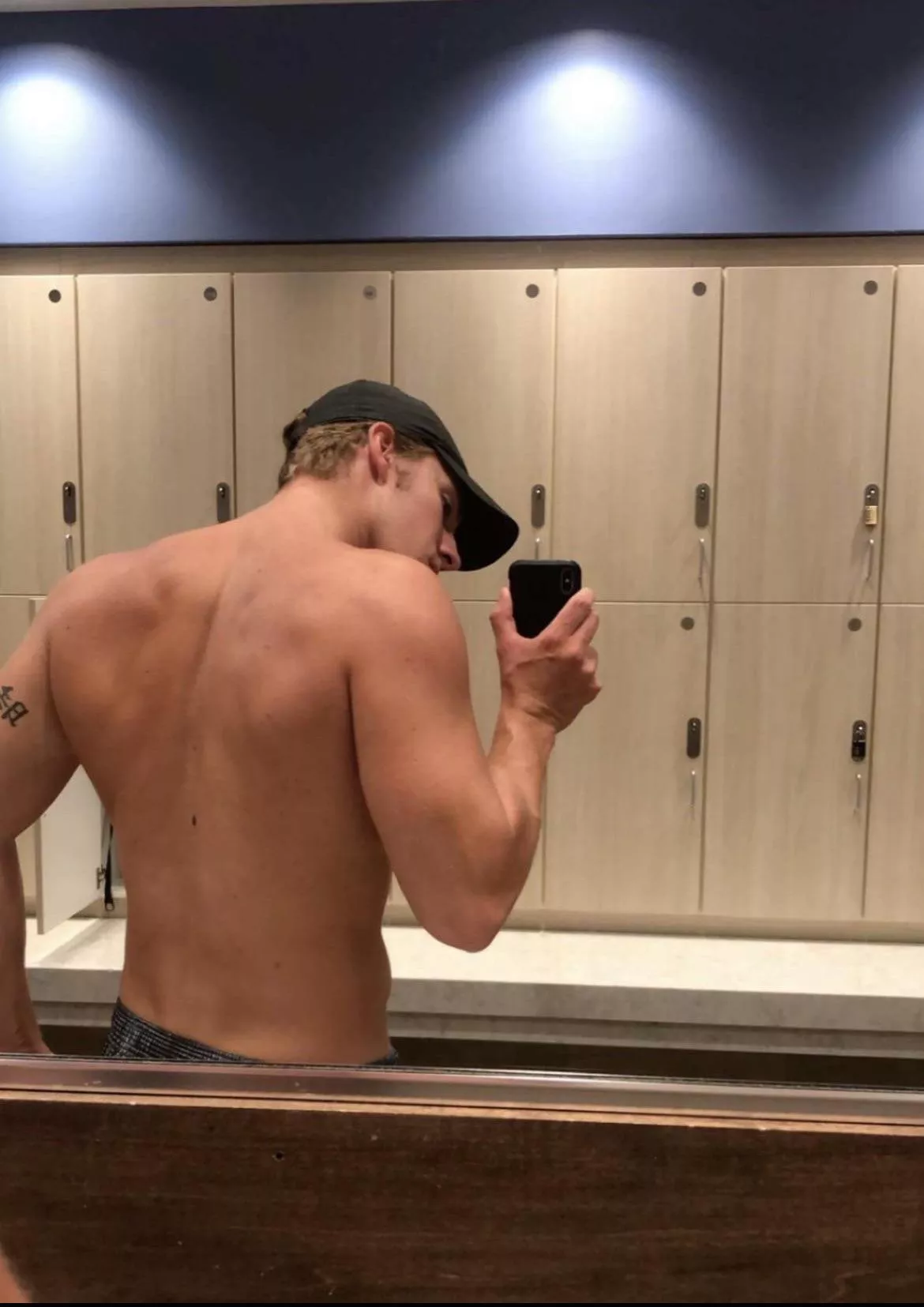 [23] Experienced college alpha looking for new subs. Happy to train regardless of experience. HMU with a bit about you/a pic