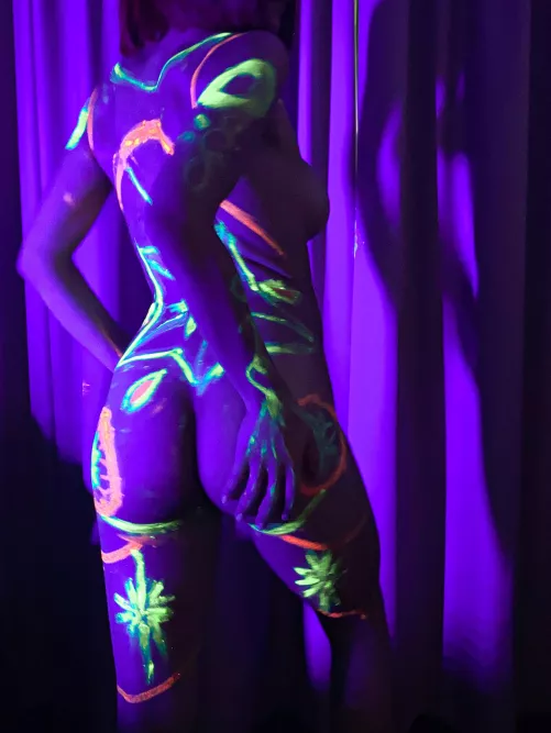 Creating this new character NEON FAE ENTITY🧚🏼‍♀️ she came from space to teach us the arts of pleasure & seduction. What do you want to learn today?