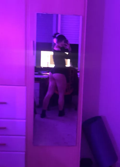 stop saying i look submissive and breedable its not true😔