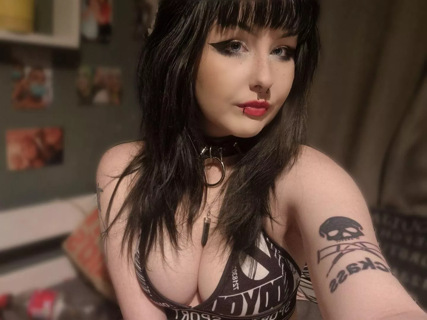 Think I should take this off🖤🍒