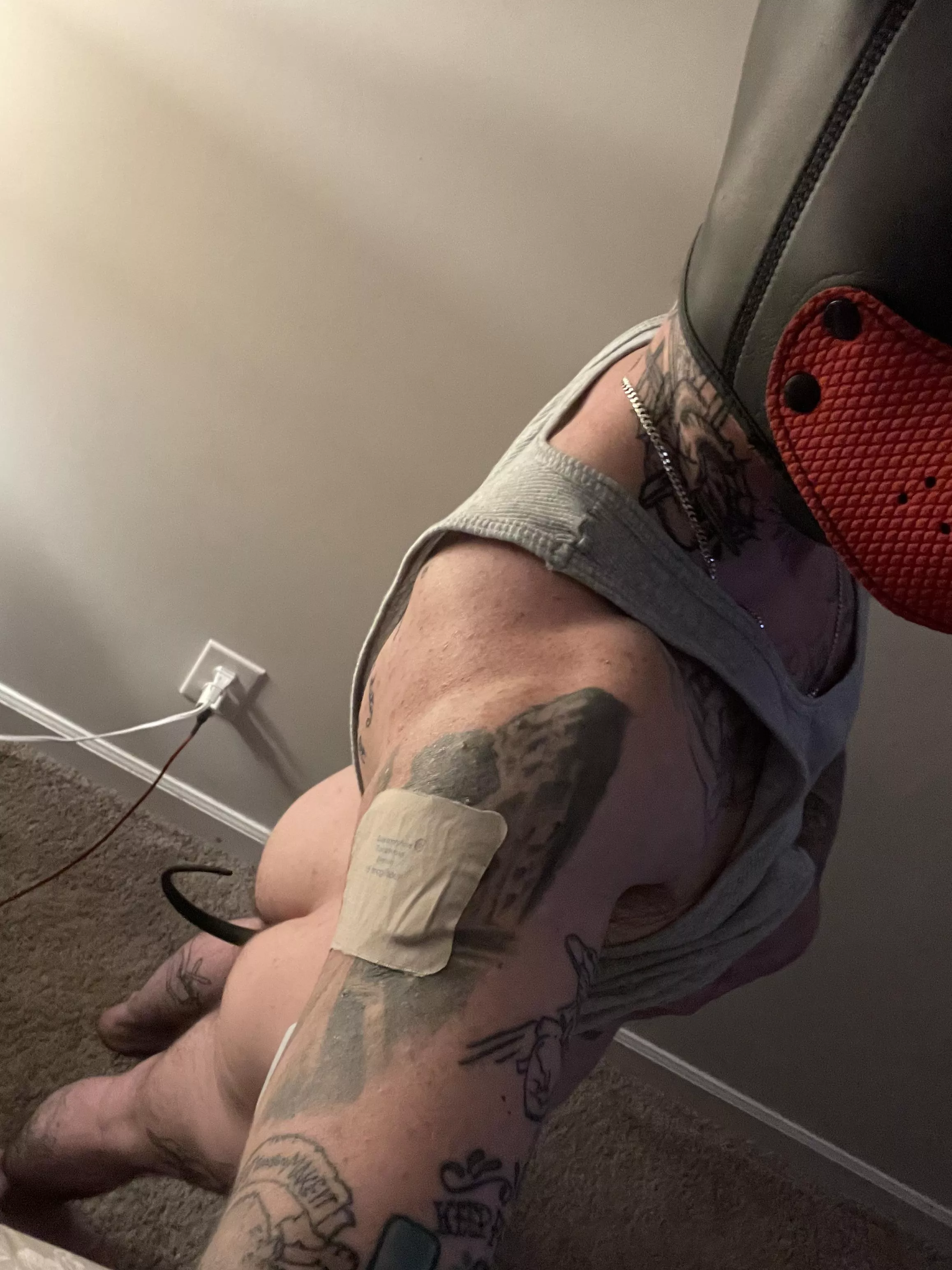 This puppy needs some attention!! 🍆