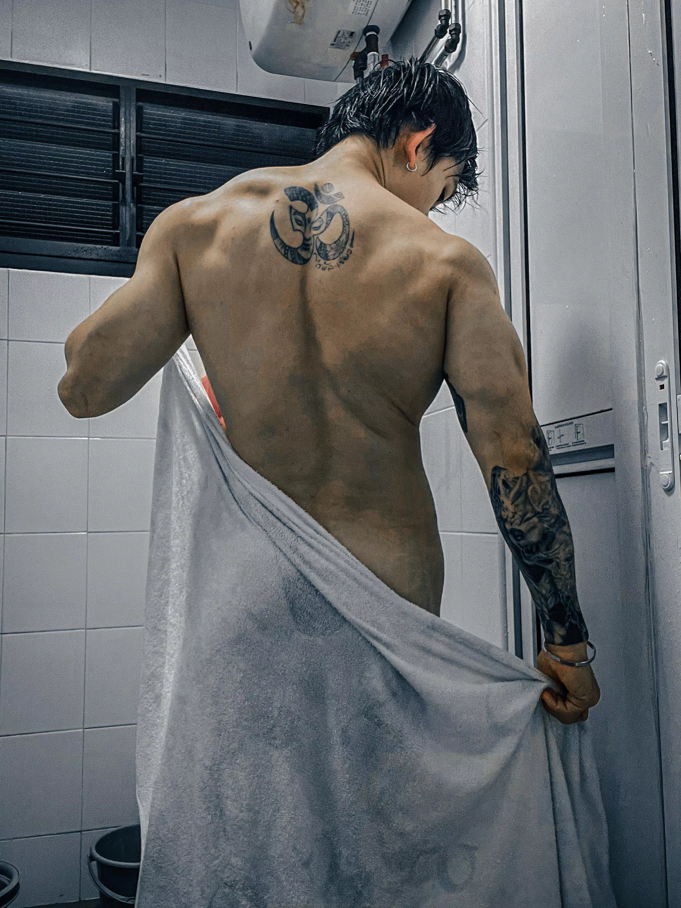 Would be good if you can help me dry my back?