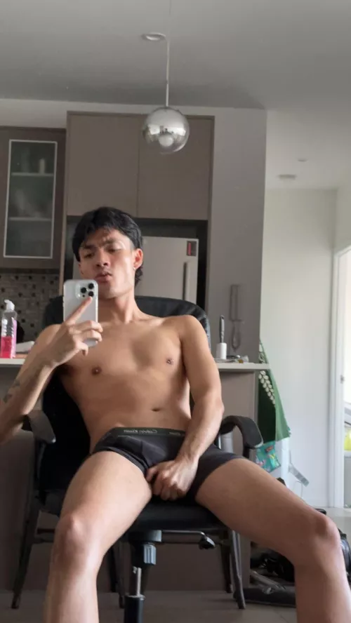 23 aus. horny as fuck. joshvah99