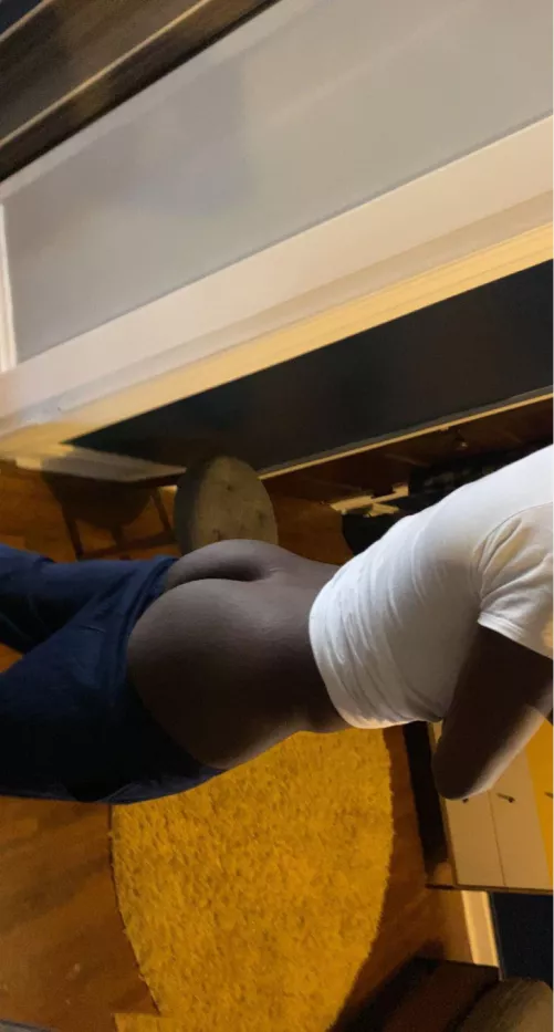 29, chocolate bottom looking for morning wood. snap me: scoobscoot ๐