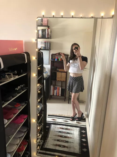 Added some lights to the mirror... I think It looks nice xD