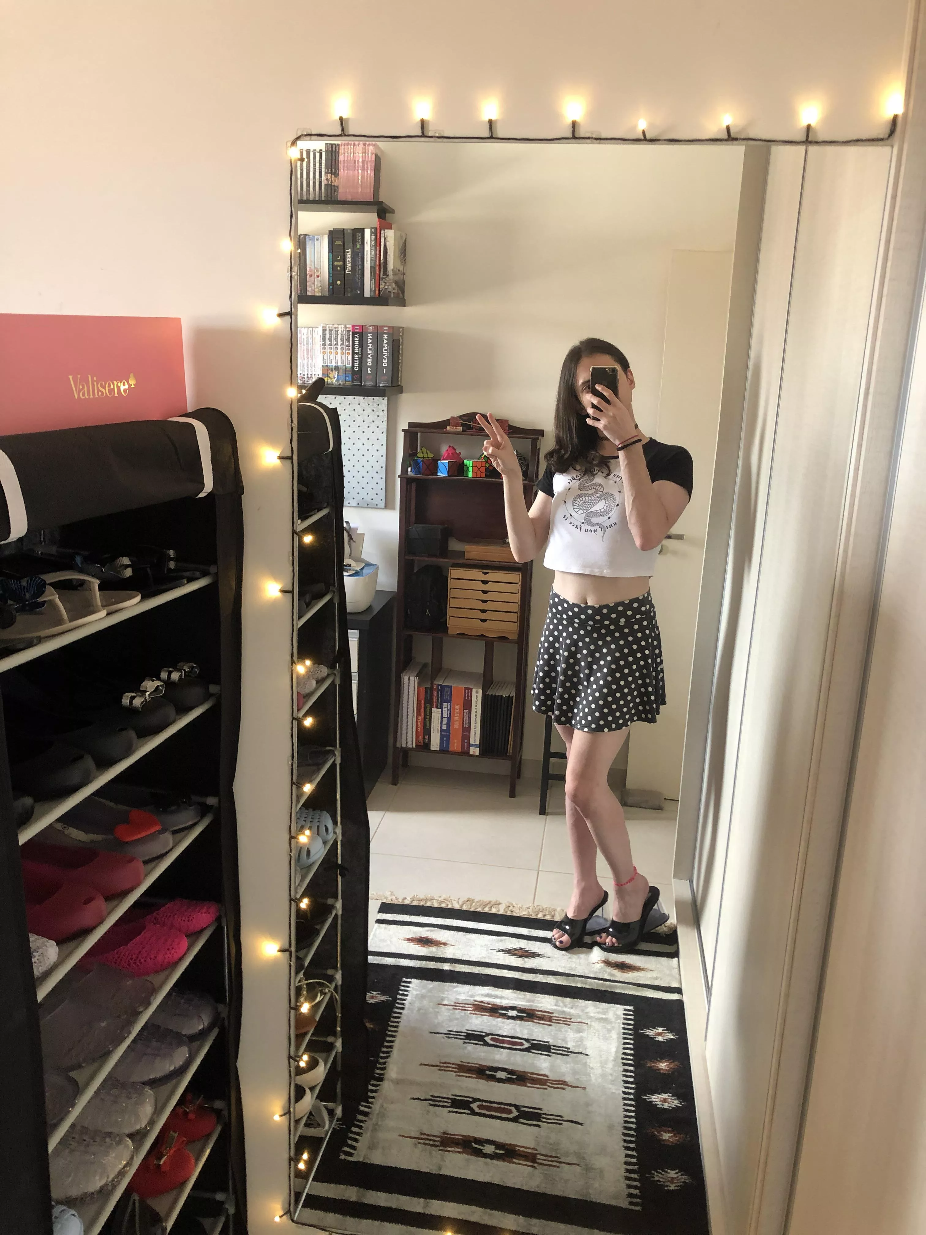 Added some lights to the mirror... I think It looks nice xD