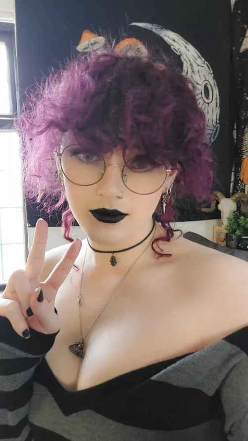 Black lipstick, yes or no? I really like it! 💕