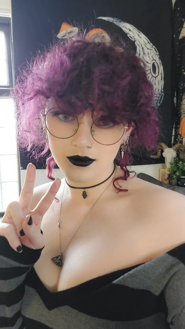 Black lipstick, yes or no? I really like it! 💕