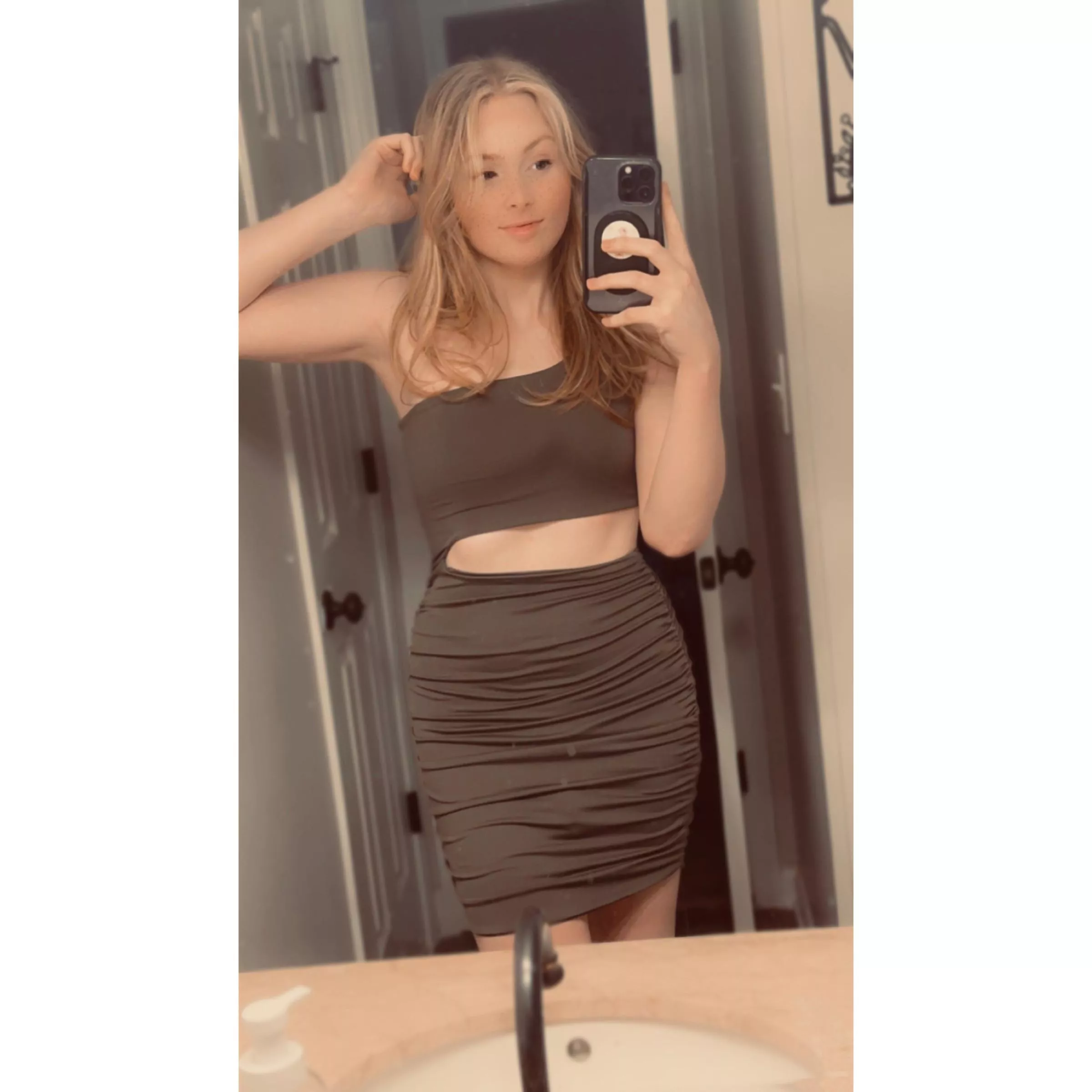 Dress does me well 👀