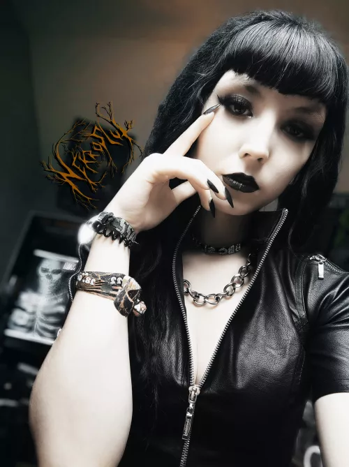 Goth bimbo potential?