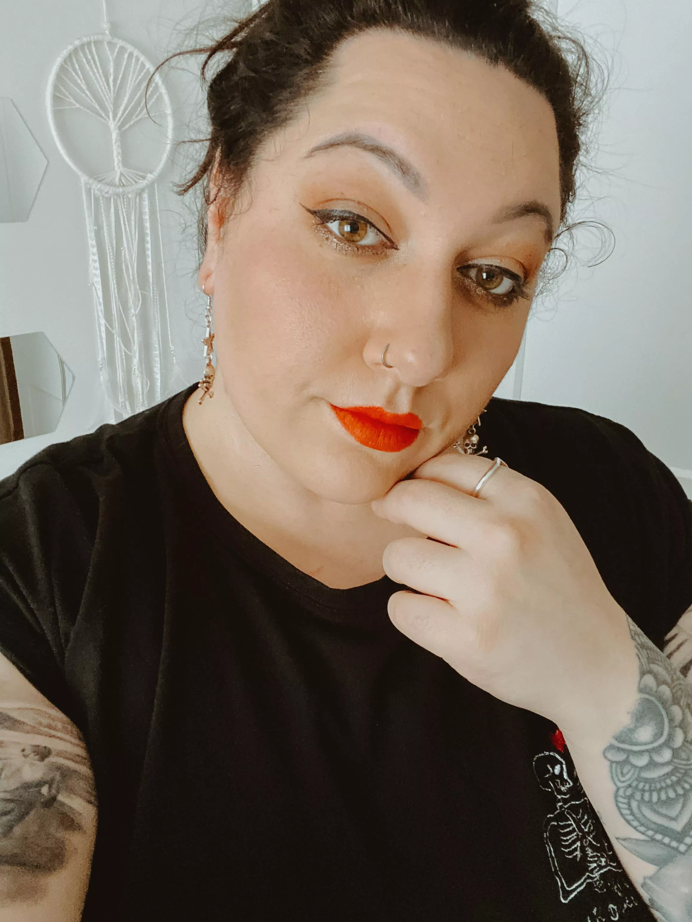 It was a red lip and hair up kinda day! 🥰