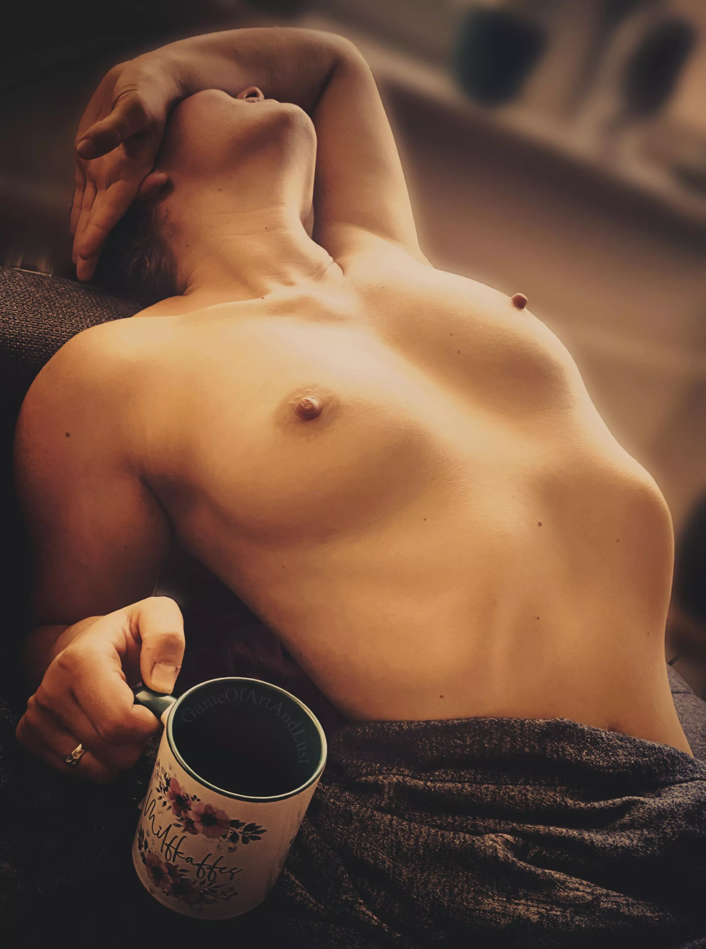 It’s a naughty Friday, would you be so kind and give my Milf-coffee a refill☕️🖤💋