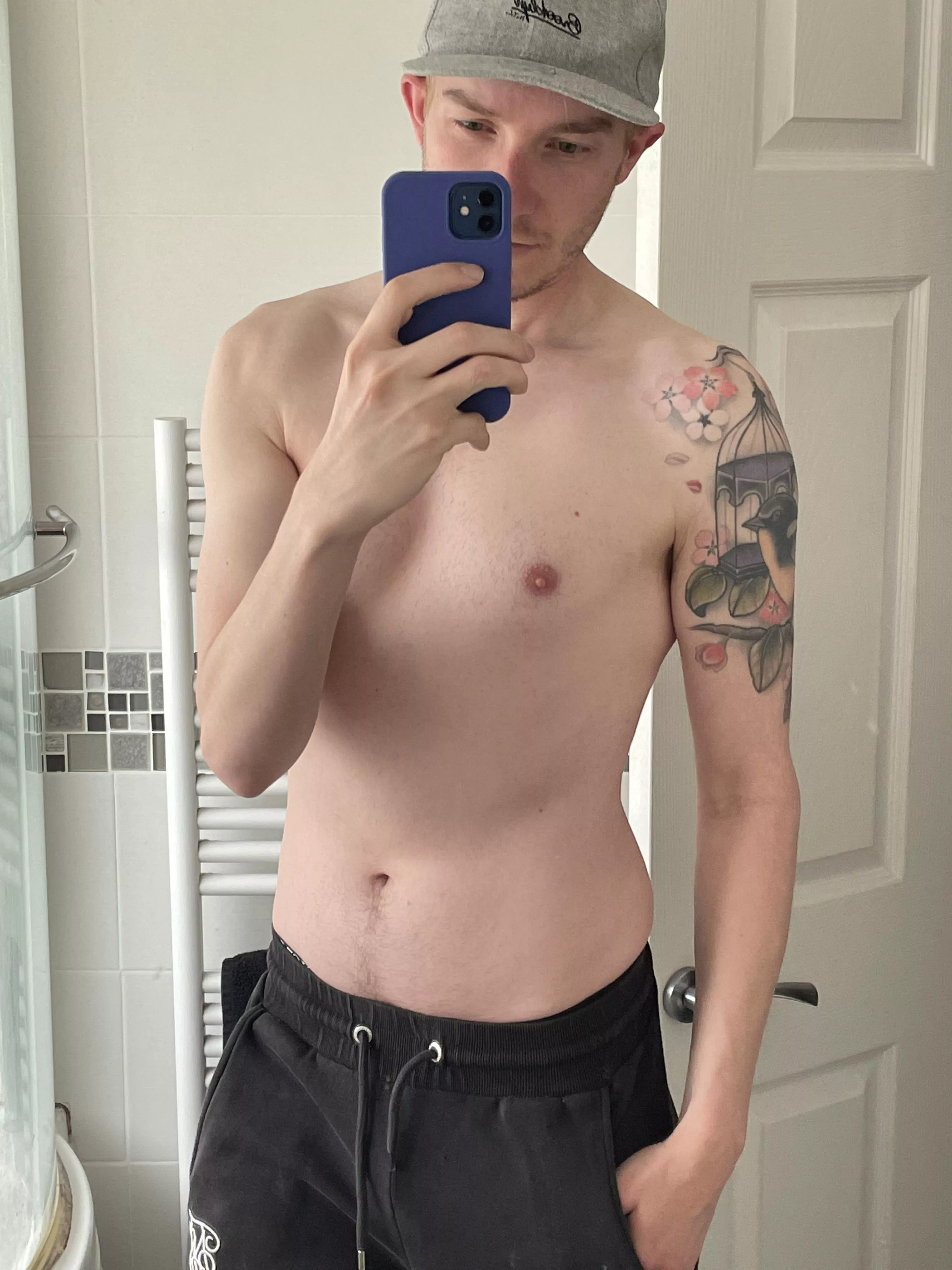 So I recently joined a gym, feeling more positive about topless selfies again ð So I recently joined a gym, feeling more positive about topless selfies again ð