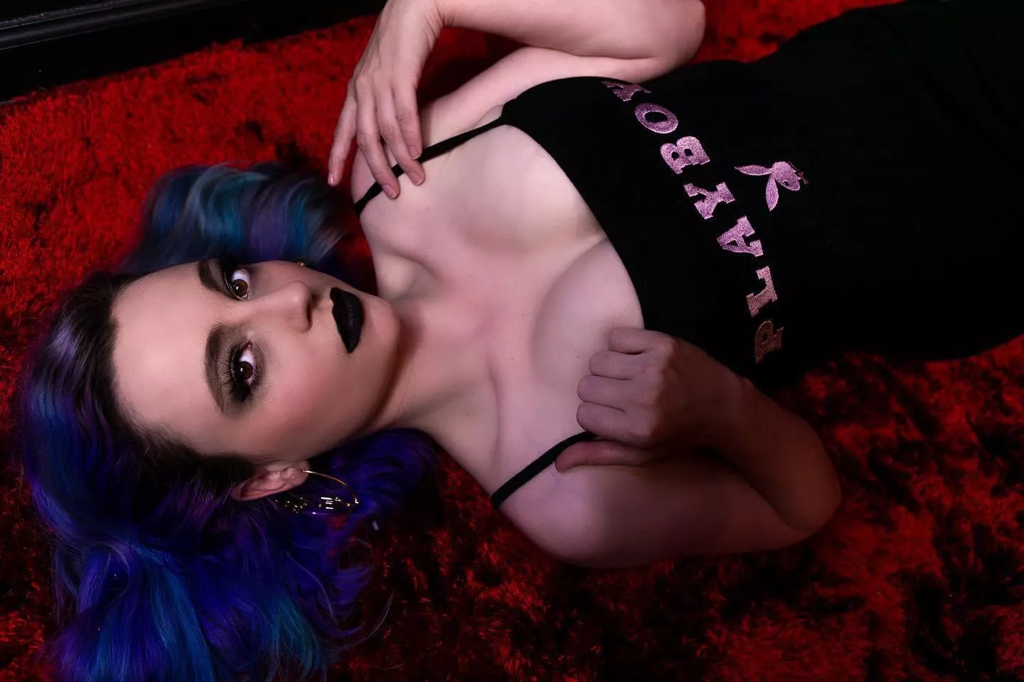 This goth slut loves to play