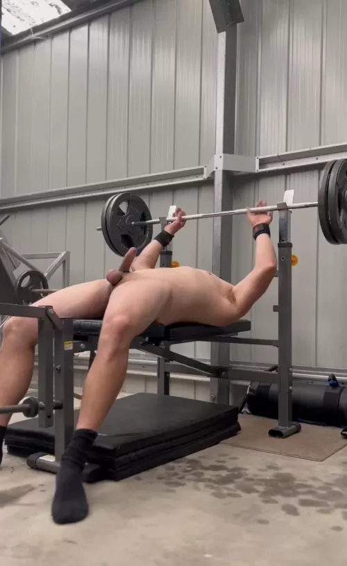 Who would play with this cock while benched out 225 😈