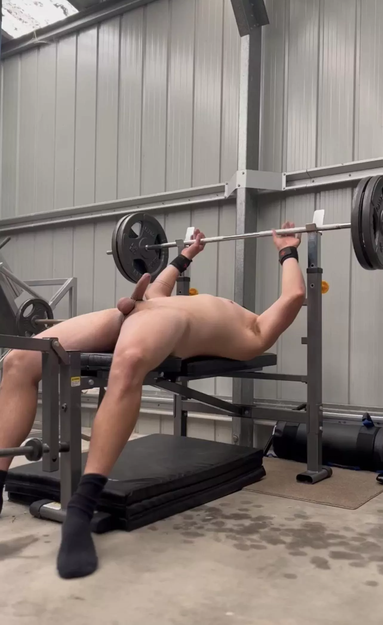 Who would play with this cock while benched out 225 😈