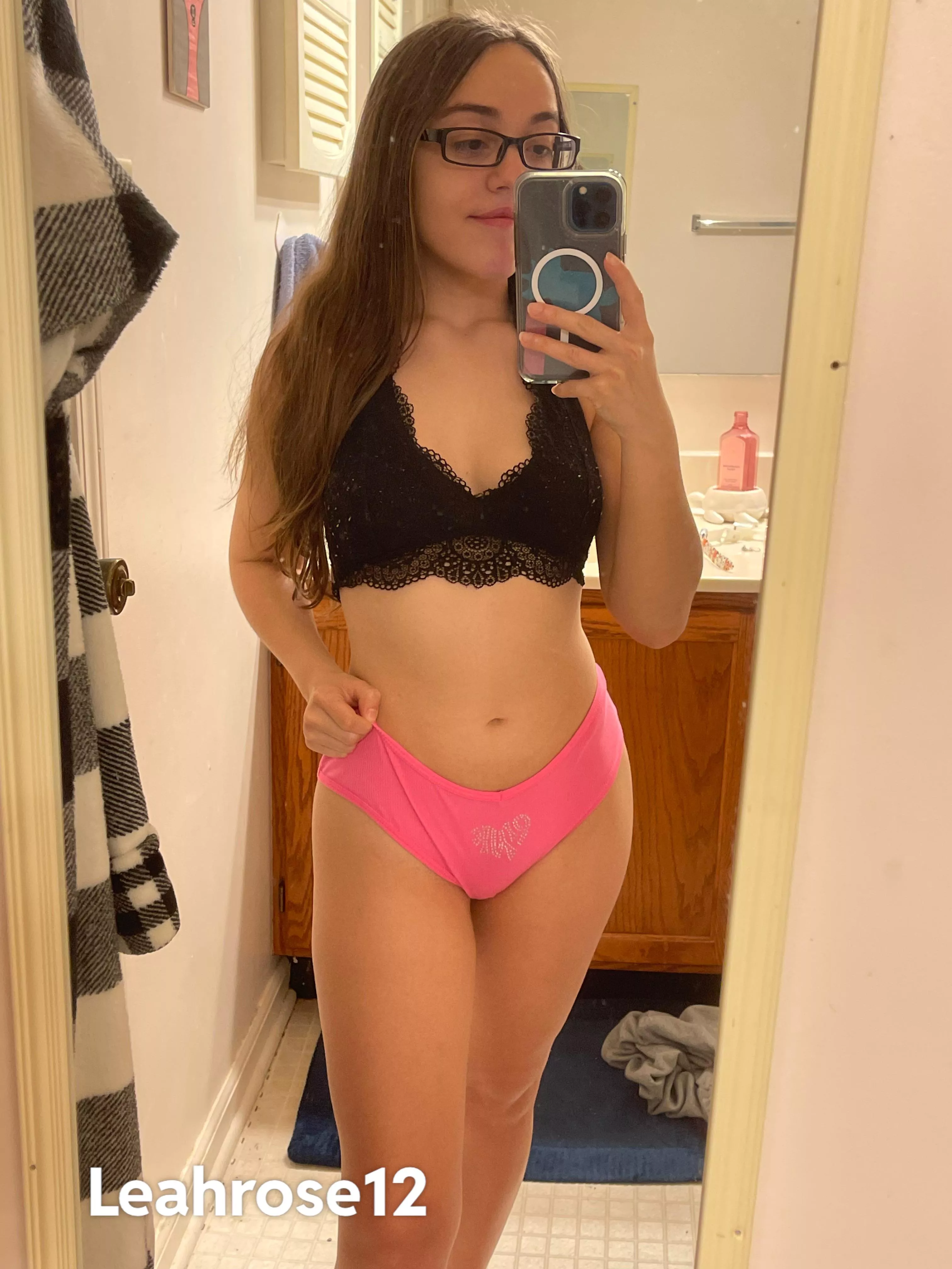 4’8 petite who wants to get naughty? 🙈💕