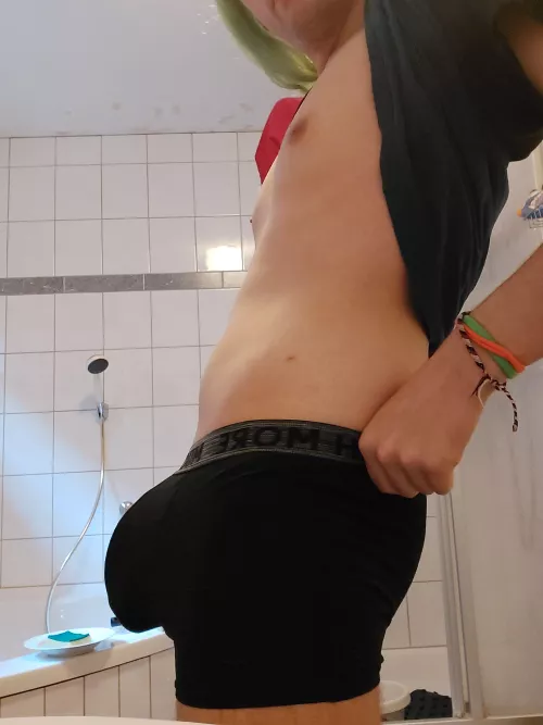 Bulge lover say hi for more pics. :p